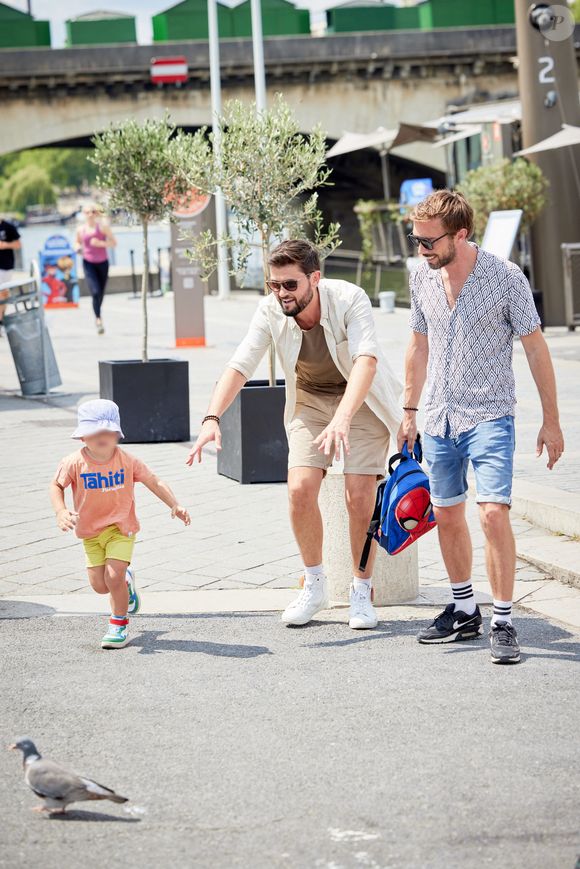 Exclusif - Christophe Beaugrand et son mari Ghislain ont invité à Paris Whitney, la mère porteuse de leur fils Valentin, et son mari Jacob pour une semaine en famille dans la capitale. Le 21 juin 2023. © Cyril Moreau / Bestimage
