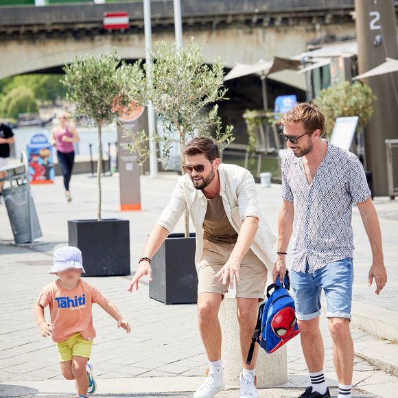 Exclusif - Christophe Beaugrand et son mari Ghislain ont invité à Paris Whitney, la mère porteuse de leur fils Valentin, et son mari Jacob pour une semaine en famille dans la capitale. Le 21 juin 2023. © Cyril Moreau / Bestimage