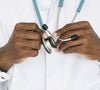 Selon le médecin, l’alcool inhibe l’hormone antidiurétique, qui aide normalement les reins à retenir l’eau.

Pexels