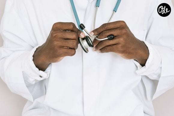 Selon le médecin, l’alcool inhibe l’hormone antidiurétique, qui aide normalement les reins à retenir l’eau.

Pexels