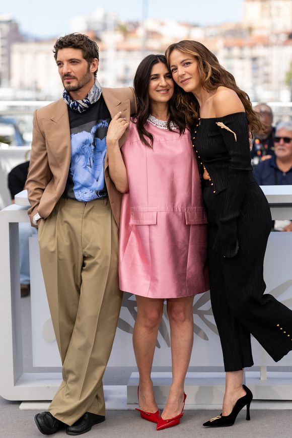 Niels Schneider, Géraldine Nakache et Monia Chokri au photocall du film "Si Tu Penses Bien" lors du 79ème Festival International du Film de Cannes, France, le 16 mai 2026. © Jacovides-Moreau/Bestimage