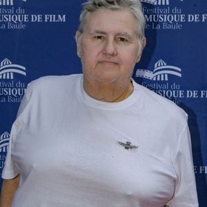 Mais ce dernier reste reconnaissable.

Pierre Ménès - Arrivée du jury au festival Cinéma & Musique de Film à La Baule le 28 juin 2023. © Rachid Bellak / Bestimage