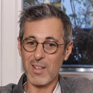 Il n’a pas eu de chien durant sa jeunesse et n’a découvert l’univers canin qu’à l’âge adulte.

Michael Goldman sur Youtube