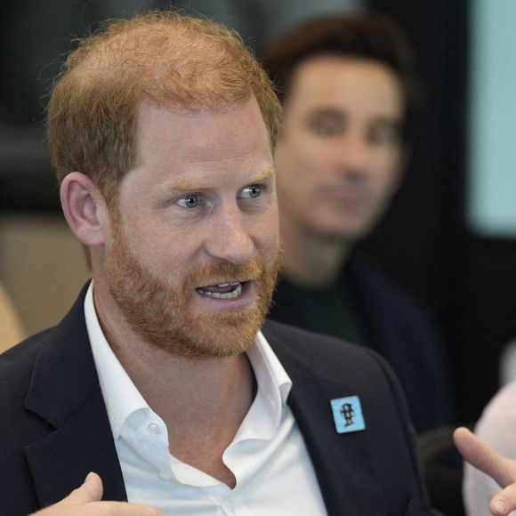 Le duc de Sussex participe à une table ronde sur l'impact positif de l'action sociale sur la santé mentale avec quatre jeunes impliqués dans le Prix Diana, à Salisbury Square, au centre de Londres. © PA Photos/ABACA