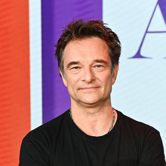 David Hallyday lors du backstage de l'enregistrement de l'émission "Famille je vous aime" présentée par M. Drucker et qui sera diffusée le 13 juin 2025 sur France 3, aux Studios rive gauche à Paris, France
 © Clovis-Gaffiot/Bestimage