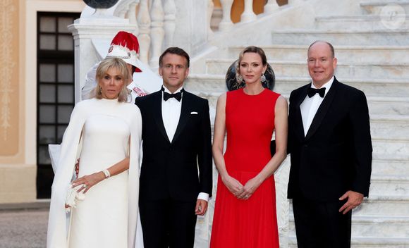 Le président Emmanuel Macron, Brigitte Macron, Le prince Albert II de Monaco, La princesse Charlène de Monaco arrivant au dîner d'état en l'honneur de la visite du couple présidentiel français au palais princier à Monaco le 7 juin 2025.
© Dominique Jacovides / Bestimage