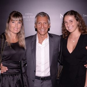 Marié à Mélanie Page, Nagui était déjà papa de Nina au moment de sa rencontre avec son actuelle épouse. 

Exclusif - Nagui avec sa femme Mélanie Page et sa fille Nina Fam - Moma Group fête son 10ème anniversaire à l'hôtel Salomon de Rothschild à Paris © Rachid Bellak/Bestimage