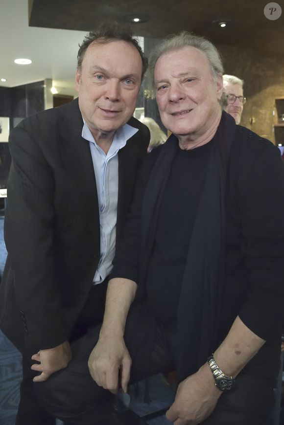 Julien Lepers, Herbert Léonard lors de la remise des insignes de Chevalier de l'ordre des Arts et Lettres à la parolière Vline Buggy (Liliane Konyn) dans les locaux de la SACEM à Paris le 9 avril 2018.
© Giancarlo Gorassini / Bestimage
