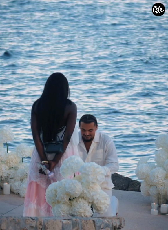 Sur les images, Aya Nakamura et RK apparaissent complices et visiblement heureux de partager ce moment à deux. Une demande en mariage digne d'un véritable décor de clip.

Le rappeur RK a partagé la vidéo de sa demande en mariage à Aya Nakamura sur Instagram le 7 août 2026.