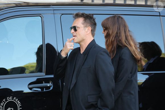 Parmi les proches présents figuraient notamment Laura Smet, sa fille, ainsi que David Hallyday, Sylvie Vartan et leurs conjoints. 

David Hallyday et sa femme Alexandra Pastor - Obsèques de Nathalie Baye en l'église Saint-Sulpice à Paris le 23 avril 2026. © Dominique Jacovides - Coadic Guirec / Bestimage