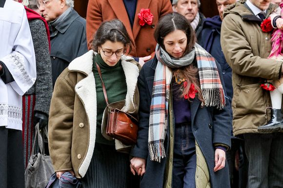 Pia Laborde et Gabrièle Laborde, les filles de C.Laborde - Sortie des obsèques de Catherine Laborde en l'église Saint-Roch à Paris.
© Jacovides - Moreau / Bestimage