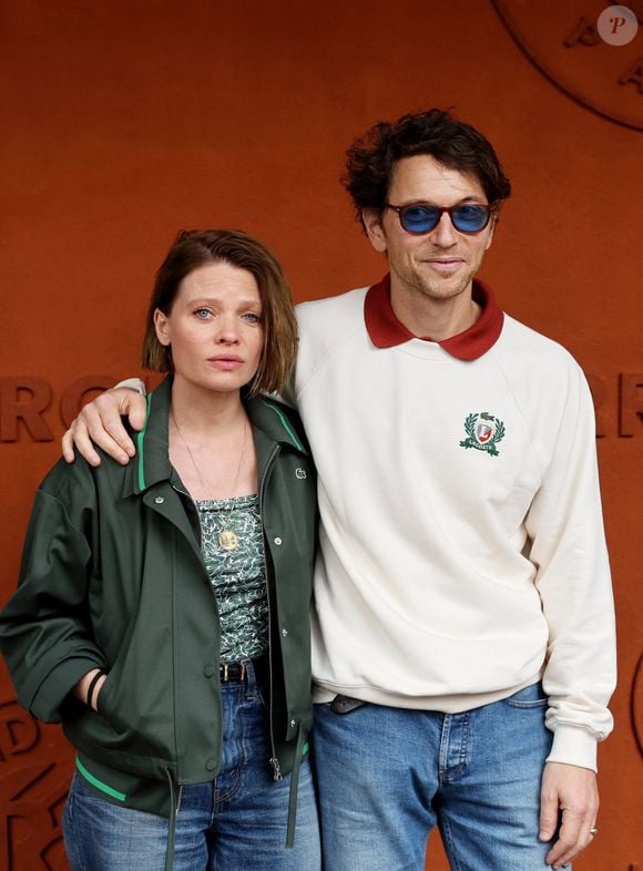 Mélanie Thierry et son compagnon le chanteur Raphaël au village lors des Internationaux de France de Tennis de Roland Garros 2025, à Paris, France, le 4 Juin 2025. © Jacovides-Moreau/Bestimage