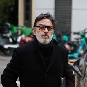 Ce dimanche 30 mars 2025 sur les ondes de Radio J comme l'a rapporté le JDD, c'est l'acteur et réalisateur Yvan Attal - interrogé à son sujet - qui a affirmé qu'il était prêt à lui tendre la main malgré le scandale.

Yvan Attal - Arrivées aux obsèques de Niels Arestrup à l'Église Saint-Roch à Paris. Le 10 décembre 2024 © Christophe Clovis / Bestimage