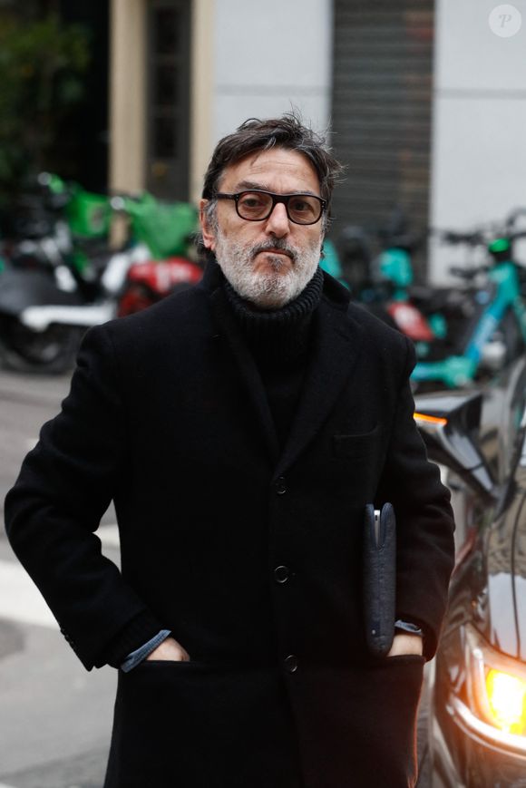 Ce dimanche 30 mars 2025 sur les ondes de Radio J comme l'a rapporté le JDD, c'est l'acteur et réalisateur Yvan Attal - interrogé à son sujet - qui a affirmé qu'il était prêt à lui tendre la main malgré le scandale.

Yvan Attal - Arrivées aux obsèques de Niels Arestrup à l'Église Saint-Roch à Paris. Le 10 décembre 2024 © Christophe Clovis / Bestimage