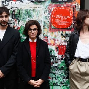 Ben Attal, Rachida Dati (ministre de la culture), Charlotte Gainsbourg lors de la cérémonie de dévoilement de la plaque "Maison des Illustres" de la Maison Gainsbourg à Paris, France, le 2 avril 2024. © Christophe Clovis/Bestimage