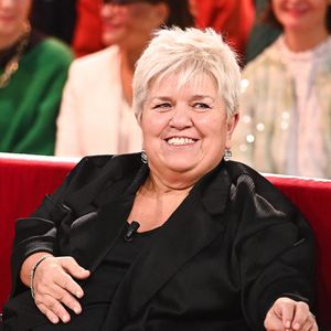 Elle se dit triste de l’annulation de sa tournée.

Mimie Mathy - Enregistrement de l'émission Vivement dimanche au studio Rive Gauche à Paris, présentée par Michel Drucker et diffusée le 9 février sur France 3. © Guillaume Gaffiot/Bestimage