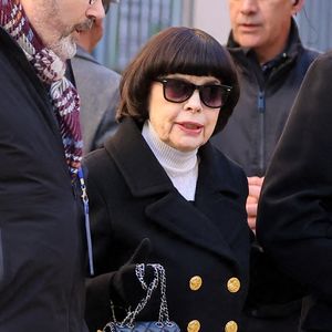 Mireille Mathieu - Arrivées aux obsèques de Brigitte Bardot en l'église Paroissiale Notre-Dame-de-l'Assomption de Saint-Tropez, France, le 7 janvier 2026.  Brigitte Bardot, figure emblématique du cinéma français et icône internationale, est décédée le 28 décembre 2025 à l'âge de 91 ans dans sa mythique propriété de La Madrague, à Saint-Tropez (France). Révélée au monde entier par son rôle dans "Et Dieu... créa la femme", elle avait contribué à faire de Saint-Tropez un lieu mondialement connu. L'actrice sera inhumée le 7 janvier 2026 au cimetière marin de Saint-Tropez, aux côtés de son père Louis Bardot (1896-1975) et de sa mère Anne-Marie Mucel (1912-1978). Une cérémonie religieuse se tiendra auparavant dans l'église de Saint-Tropez, où proches, personnalités et anonymes pourront lui rendre un dernier hommage. © Jacovides-Moreau/Bestimage