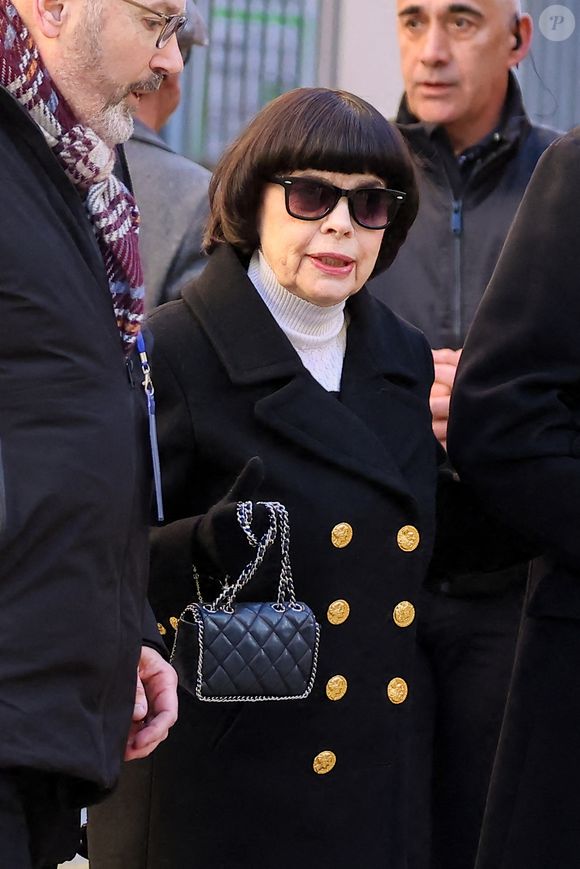 Mireille Mathieu - Arrivées aux obsèques de Brigitte Bardot en l'église Paroissiale Notre-Dame-de-l'Assomption de Saint-Tropez, France, le 7 janvier 2026.  Brigitte Bardot, figure emblématique du cinéma français et icône internationale, est décédée le 28 décembre 2025 à l'âge de 91 ans dans sa mythique propriété de La Madrague, à Saint-Tropez (France). Révélée au monde entier par son rôle dans "Et Dieu... créa la femme", elle avait contribué à faire de Saint-Tropez un lieu mondialement connu. L'actrice sera inhumée le 7 janvier 2026 au cimetière marin de Saint-Tropez, aux côtés de son père Louis Bardot (1896-1975) et de sa mère Anne-Marie Mucel (1912-1978). Une cérémonie religieuse se tiendra auparavant dans l'église de Saint-Tropez, où proches, personnalités et anonymes pourront lui rendre un dernier hommage. © Jacovides-Moreau/Bestimage
