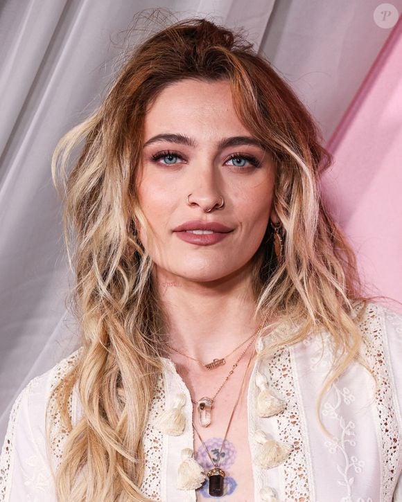 Paris Jackson a violemment critiqué le film sur Instagram dès septembre 2025, dénonçant un récit "contrôlé" et truffé d'inexactitudes et de mensonges. 

Paris Jackson au photocall de la cérémonie des Fashion Trust U.S. Awards 2026, en partenariat avec Google, aux studios nya WEST à Los Angeles, Californie, États-Unis, le 8 avril 2026. 

©Chad Salvador/Image Press Agency/Backgrid/Bestimage