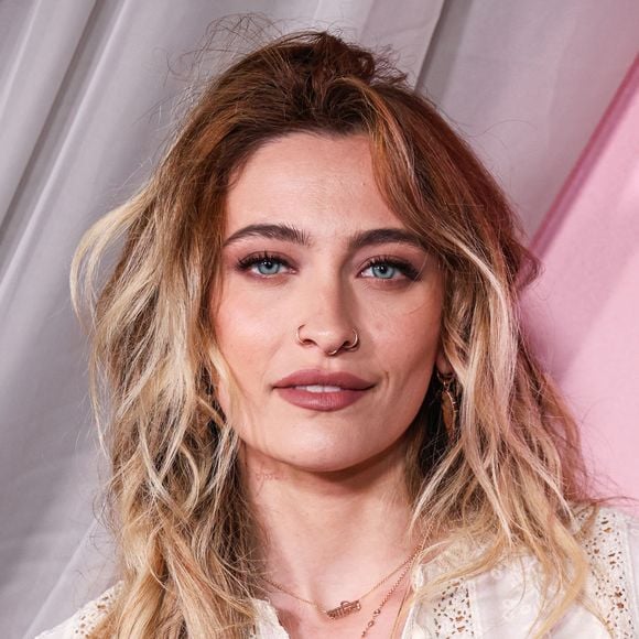 Paris Jackson a violemment critiqué le film sur Instagram dès septembre 2025, dénonçant un récit "contrôlé" et truffé d'inexactitudes et de mensonges. 

Paris Jackson au photocall de la cérémonie des Fashion Trust U.S. Awards 2026, en partenariat avec Google, aux studios nya WEST à Los Angeles, Californie, États-Unis, le 8 avril 2026. 

©Chad Salvador/Image Press Agency/Backgrid/Bestimage