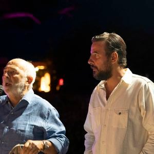 Exclusif - Gérard Jugnot, Maxime Gasteuil - Les Toiles de Ramatuelle présentent en avant-première le film "Y a pas de réseau" de E. Pluvieux avec M. Gasteuil, G.Jugnot et M. Azem au cinéma en plein air sur la plage de Tahiti Beach à Ramatuelle le 23 juillet 2025. © Antoine Tomaselli/Bestimage