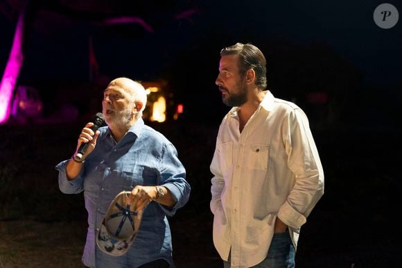 Exclusif - Gérard Jugnot, Maxime Gasteuil - Les Toiles de Ramatuelle présentent en avant-première le film "Y a pas de réseau" de E. Pluvieux avec M. Gasteuil, G.Jugnot et M. Azem au cinéma en plein air sur la plage de Tahiti Beach à Ramatuelle le 23 juillet 2025. © Antoine Tomaselli/Bestimage