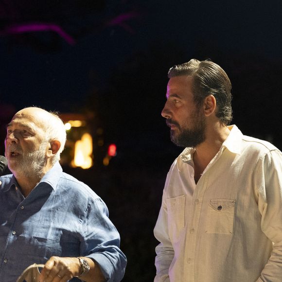 Exclusif - Gérard Jugnot, Maxime Gasteuil - Les Toiles de Ramatuelle présentent en avant-première le film "Y a pas de réseau" de E. Pluvieux avec M. Gasteuil, G.Jugnot et M. Azem au cinéma en plein air sur la plage de Tahiti Beach à Ramatuelle le 23 juillet 2025. © Antoine Tomaselli/Bestimage