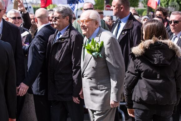 Jean-Marie Le Pen est allé déposer une gerbe de fleurs au pied de la statue de Jeanne d'Arc place des Pyramides à Paris le 1er mai
© Jean-René Santini / Bestimage