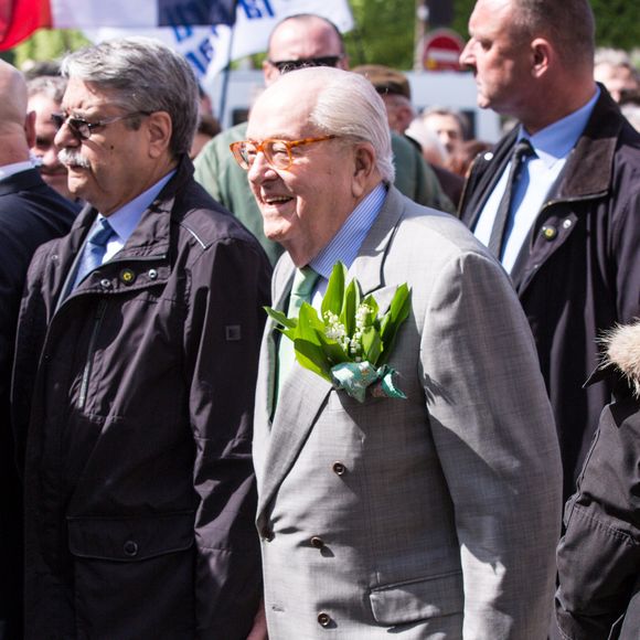 Jean-Marie Le Pen est allé déposer une gerbe de fleurs au pied de la statue de Jeanne d'Arc place des Pyramides à Paris le 1er mai
© Jean-René Santini / Bestimage
