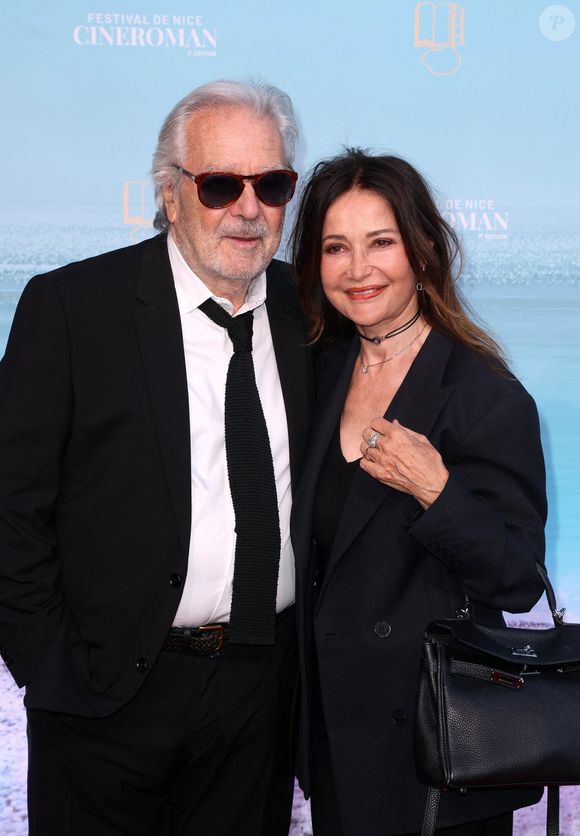 mais en nuançant son propos : "Ça ne veut pas dire qu’elle n’a pas de défauts, mais j’aime ses défauts. On s’entend admirablement, on a toujours des choses à se raconter".

Pierre Arditi et sa femme Evelyne Bouix - Tapis rouge de la soirée d'ouverture de la 7ème édition du festival Cineroman à Nice le 29 septembre 2025. © Dominique Jacovides - Bruno Bebert / Bestimage