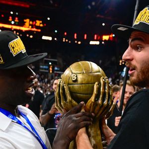 il a été officiellement annoncé que l'acteur était devenu co-propriétaire du Paris Basketball. 

Omar Sy and LEON KRATZER ( 8 - Paris Basket ) celebrates following the Betclic Elite Final match between Paris Basketball and AS Monaco Basket at Adidas Arena on June 24, 2025 in Paris, France. ( Photo by Dante Badano / PSNewz ) -