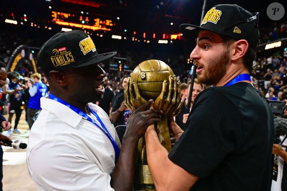 il a été officiellement annoncé que l'acteur était devenu co-propriétaire du Paris Basketball. 

Omar Sy and LEON KRATZER ( 8 - Paris Basket ) celebrates following the Betclic Elite Final match between Paris Basketball and AS Monaco Basket at Adidas Arena on June 24, 2025 in Paris, France. ( Photo by Dante Badano / PSNewz ) -