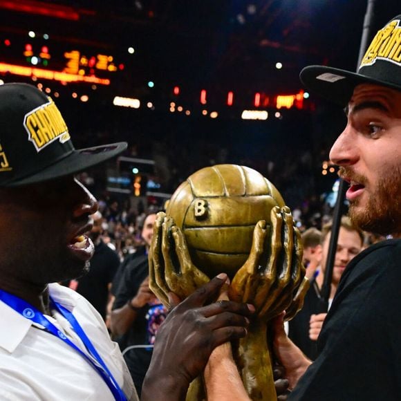 il a été officiellement annoncé que l'acteur était devenu co-propriétaire du Paris Basketball. 

Omar Sy and LEON KRATZER ( 8 - Paris Basket ) celebrates following the Betclic Elite Final match between Paris Basketball and AS Monaco Basket at Adidas Arena on June 24, 2025 in Paris, France. ( Photo by Dante Badano / PSNewz ) -