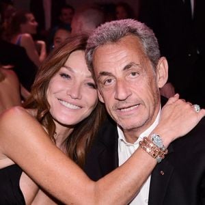 Carla Bruni-Sarkozy et son mari Nicolas Sarkozy - 19ème "Diner de la Mode" au bénéfice de Sidaction au Pavillon Cambon Capucines dans le cadre de la Fashion Week de Paris, France. Le 7 juillet 2022. 
© Rachid Bellak / Bestimage