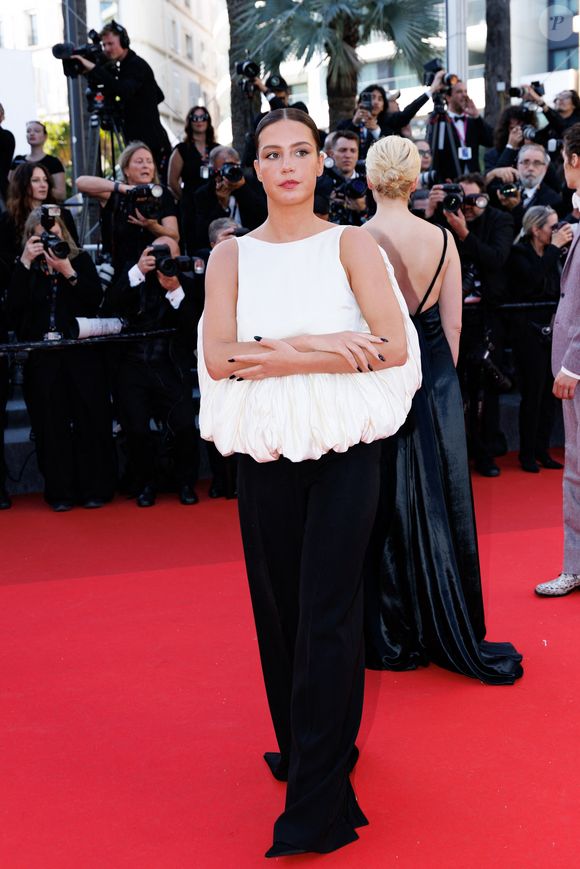 Adèle Exarchopoulos - Montée des marches du film " La bataille de Gaulle : L'âge de fer " lors du 79ème Festival International du Film de Cannes, le 20 mai 2026. © Jacovides-Moreau / Bestimage