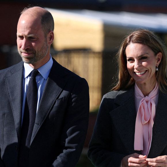 Le couple royal est apparu très bouleversé durant cet hommage.

Le prince William, prince de Galles, et Kate Middleton, princesse de Galles, visitent l'école maternelle et primaire de Farnborough Road, pour montrer leur soutien continu à la communauté de Southport après l'attaque  au cours de laquelle trois filles, Alice da Silva Aguiar, Bebe King et Elsie Dot Stancombe, ont été tragiquement tuées lors d'un cours de danse à Southport, Merseyside, Royaume-Uni. © Julien Burton / Bestimage