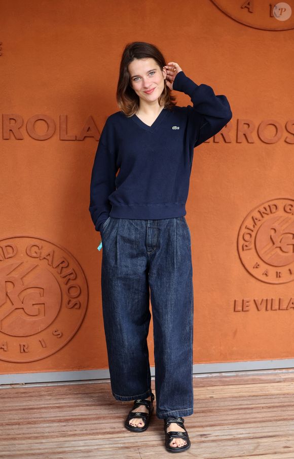 Rebecca Marder au village lors des Internationaux de France de Tennis de Roland Garros 2025, à Paris, France, le 6 juin 2025. © Jacovides-Moreau/Bestimage