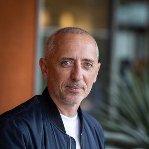 Gad Elmaleh au Village pour la finale masculine lors des Internationaux de France 2025 à Roland Garros le 08 juin 2025 à Paris, France. Photo by Nasser Berzane/ABACAPRESS.COM