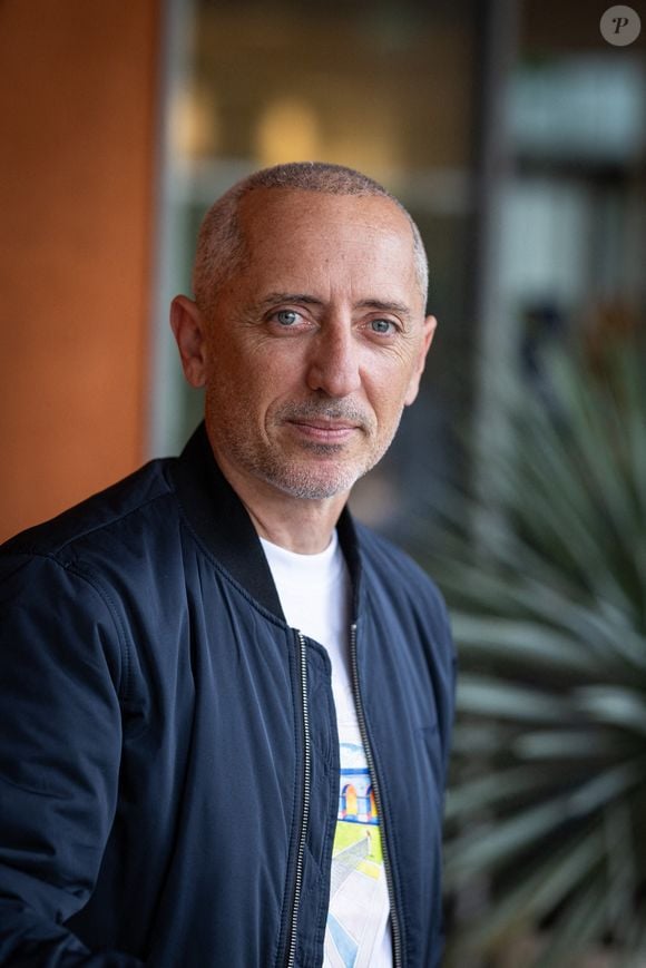 Gad Elmaleh au Village pour la finale masculine lors des Internationaux de France 2025 à Roland Garros le 08 juin 2025 à Paris, France. Photo by Nasser Berzane/ABACAPRESS.COM