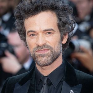 Romain Duris assiste à la projection de "Final Cut (Coupez !)" et à la cérémonie d'ouverture sur tapis rouge du 75ème festival de Cannes au Palais des Festivals le 17 mai 2022 à Cannes, France. Photo Shootpix/ABACAPRESS.COM