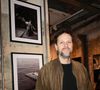 Il a cependant tout fait pour être un père plus présent et doux que le sien.

Pierre Rochefort - Vernissage de l'exposition photographique "Unis-Vers" à Paris le 2 décembre 2025. 
© Coadic Guirec/Bestimage