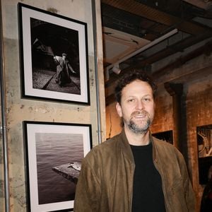 Il a cependant tout fait pour être un père plus présent et doux que le sien.

Pierre Rochefort - Vernissage de l'exposition photographique "Unis-Vers" à Paris le 2 décembre 2025. 
© Coadic Guirec/Bestimage