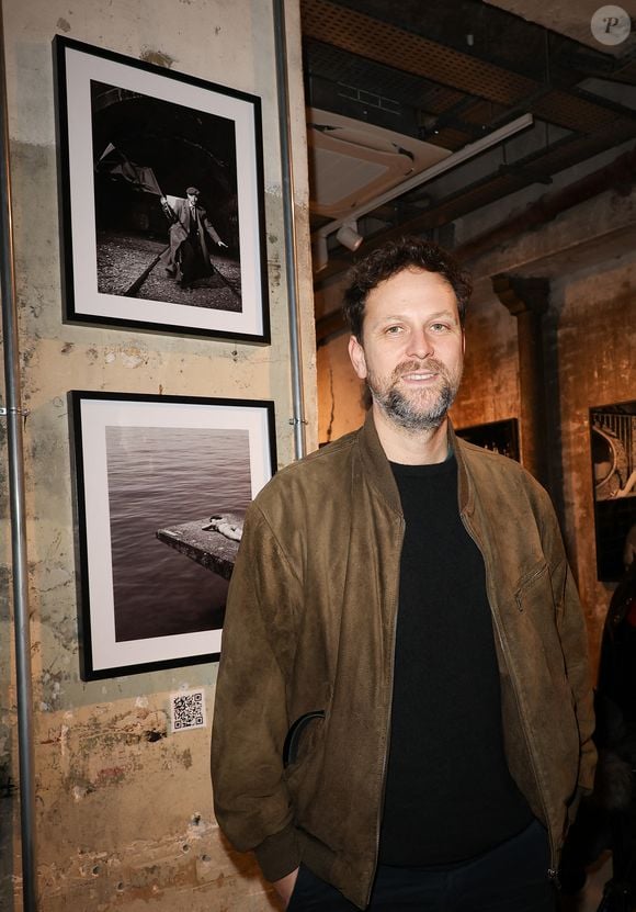 Il a cependant tout fait pour être un père plus présent et doux que le sien.

Pierre Rochefort - Vernissage de l'exposition photographique "Unis-Vers" à Paris le 2 décembre 2025. 
© Coadic Guirec/Bestimage