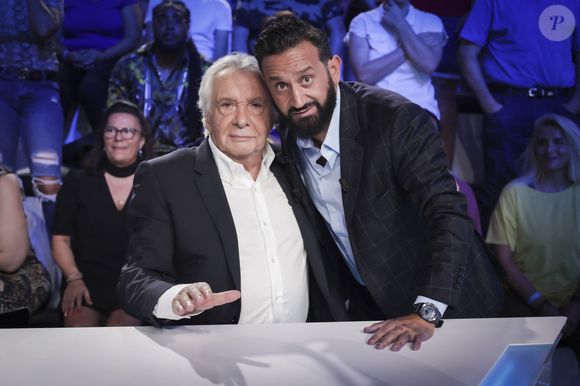 Exclusif - Michel Sardou, Cyril Hanouna sur le plateau de l'émission Touche pas à mon poste (TPMP) présentée en direct par C.Hanouna et diffusée sur C8 le 29 août 2022.

© Jack Tribeca / Bestimage