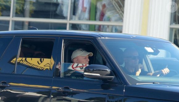 EXCLUSIF Studio City, CA Bruce Willis a été vu dans un SUV noir alors que son équipe de sécurité le conduisait autour de Studio City pendant une heure. 2025 (Backgrid USA / Bestimage).