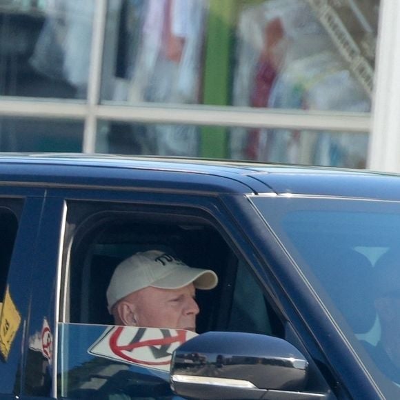 EXCLUSIF Studio City, CA Bruce Willis a été vu dans un SUV noir alors que son équipe de sécurité le conduisait autour de Studio City pendant une heure. 2025 (Backgrid USA / Bestimage).