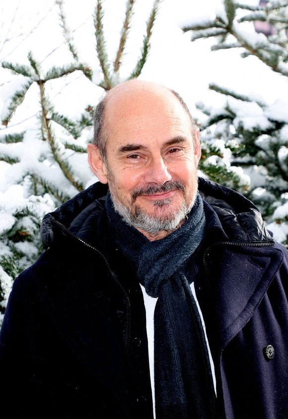 Vieillir plus vieux que son propre père, ça remue", explique-t-il. C'est parce qu'il avait l'impression d'être "immortel" et d'avoir du temps devant lui que Bernard Campan 

Bernard Campan - Photocall du film "Et plus si affinités" lors du 27ème Festival International du Film de Comédie de l'Alpe d'Huez, le 19 janvier 2024. 
© Dominique Jacovides / Bestimage