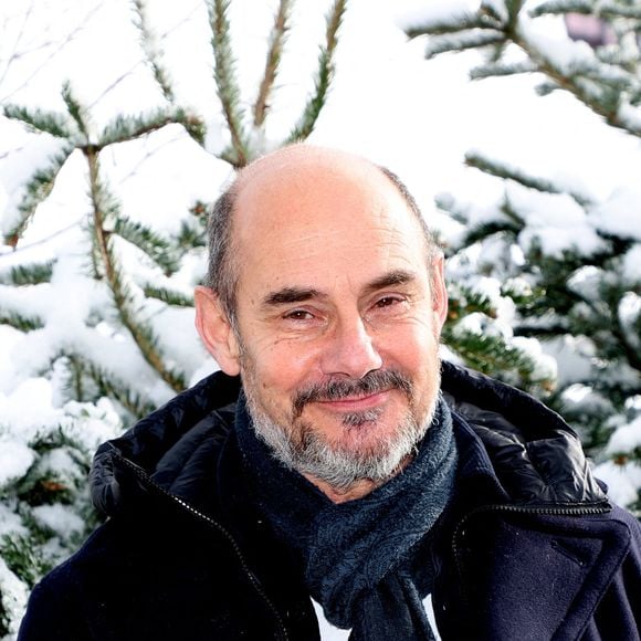 Vieillir plus vieux que son propre père, ça remue", explique-t-il. C'est parce qu'il avait l'impression d'être "immortel" et d'avoir du temps devant lui que Bernard Campan 

Bernard Campan - Photocall du film "Et plus si affinités" lors du 27ème Festival International du Film de Comédie de l'Alpe d'Huez, le 19 janvier 2024. 
© Dominique Jacovides / Bestimage