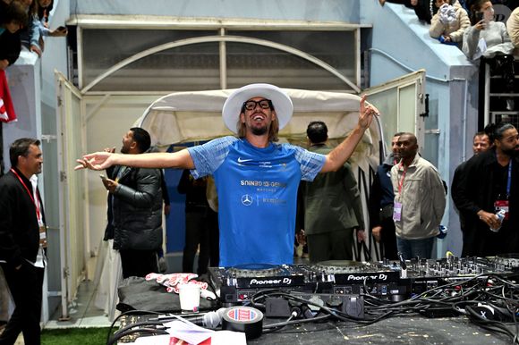 Le Dj Yann Muller durant la première édition du « match des légendes » opposant l'équipe des Légendes, les anciens de Cannes, à l'équipe des Etoiles avec pour capitaine Didier Deschamps, au stade Pierre de Coubertin à Cannes, le 30 octobre 2025. Les Légendes cannoises, coachées par Luis Fernandez et supportées par Zinedine Zidane qui portait les couleurs cannoises, mais qui n'a pas joué, ont remporté le match 3 à 2. Tous les bénéfices de la soirée seront reversés aux associations les Etoiles de l'Espoir, à l'association Adrien et à l'association Clin d'Oeil, qui oeuvrent pour les plus démunis et la jeunesse. © Bruno Bebert / Dominique Jacovides / Bestimage