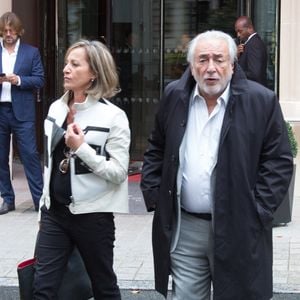 © Serge Arnal/ABACA. 39036-8. Paris-France, 17/10/2002. Dominique Strauss-Kahn avec sa femme Anne Sinclair & Patrick Bruel lors de la première de la pièce Le Limier d'une adaptation de Jacques Collard et mise en scène par Didier Long avec Patrick Bruel & Jacques Weber au Théâtre de la Madeleine.